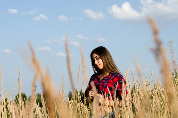 Meisje lopend in het veld — Stockfoto