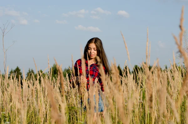 Mädchen läuft auf Feld — Stockfoto
