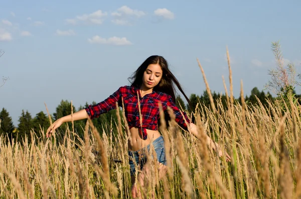 Menina andando no campo — Fotografia de Stock