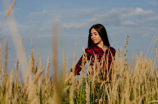 Meisje lopend in het veld — Stockfoto