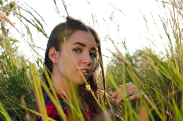 Chica caminando en el campo — Foto de Stock