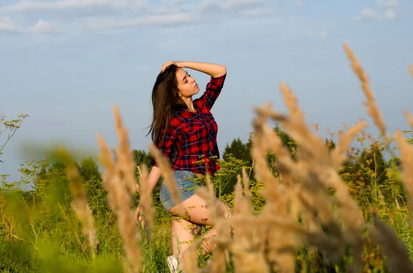 Mädchen läuft auf Feld — Stockfoto