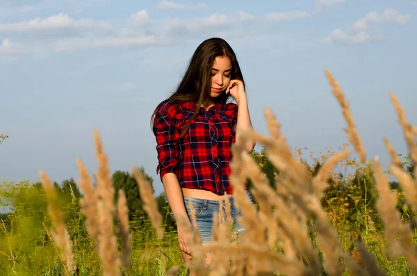 Fille marche dans le champ — Photo