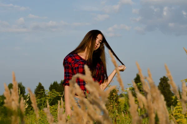 Menina andando no campo — Fotografia de Stock