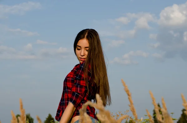 Ragazza a piedi nel campo — Foto Stock