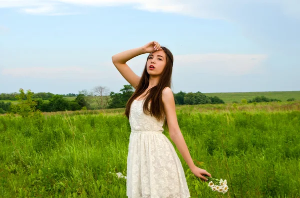 Meisje in witte jurk — Stockfoto