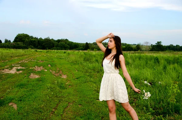 Menina em vestido branco — Fotografia de Stock