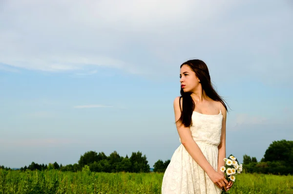 Menina em vestido branco — Fotografia de Stock