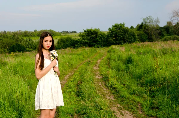 Ragazza in abito bianco — Foto Stock