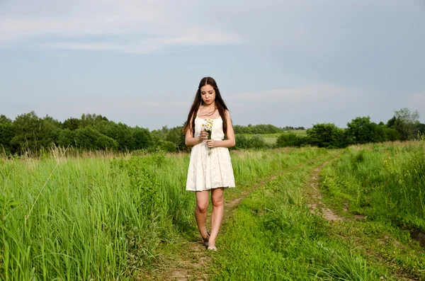 Menina em vestido branco — Fotografia de Stock