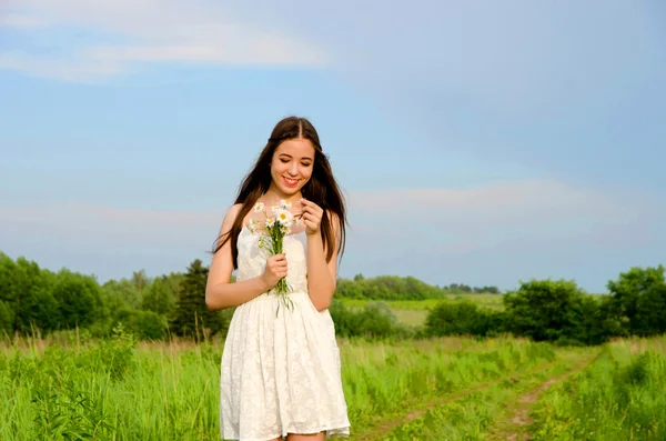 Menina em vestido branco — Fotografia de Stock