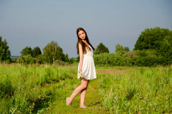 Ragazza in abito bianco — Foto Stock