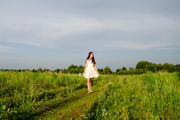 Menina em vestido branco — Fotografia de Stock