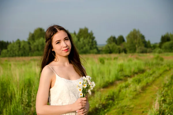 Menina em vestido branco — Fotografia de Stock