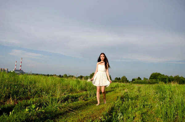 Ragazza in abito bianco — Foto Stock