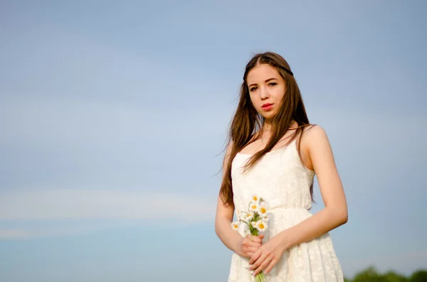 Menina em vestido branco — Fotografia de Stock