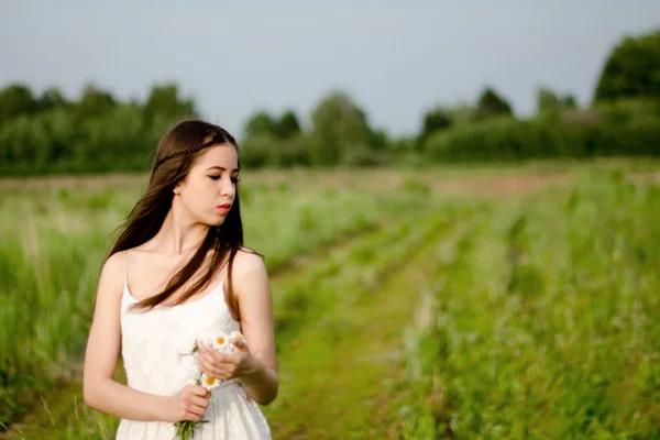 Menina em vestido branco — Fotografia de Stock