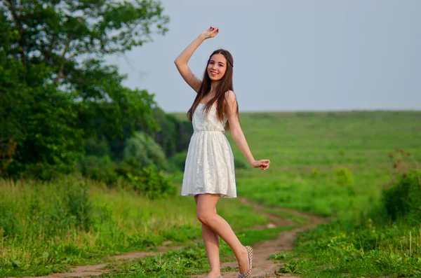 Mädchen im weißen Kleid — Stockfoto