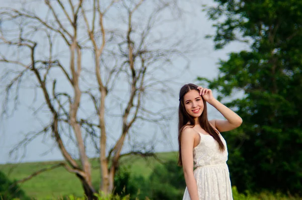 Fille en robe blanche — Photo