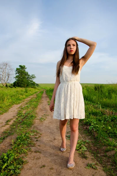 Mädchen im weißen Kleid — Stockfoto