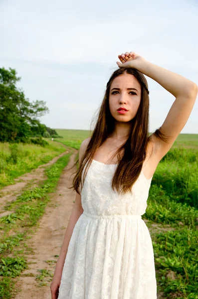 Fille en robe blanche — Photo