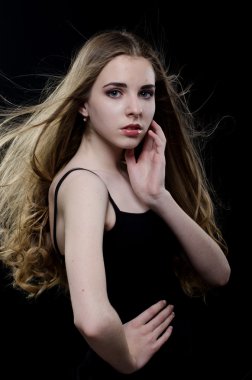 saç ile oynayan kız