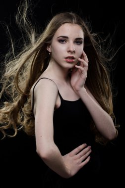 saç ile oynayan kız