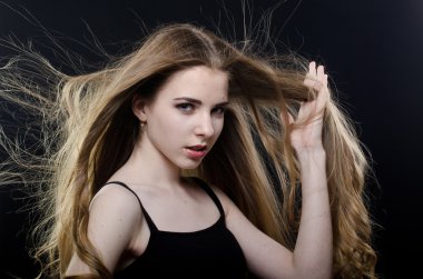 saç ile oynayan kız