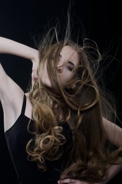 saç ile oynayan kız