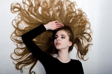 saç ile oynayan kız