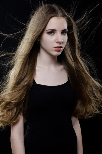 Flicka som leker med hår — Stockfoto