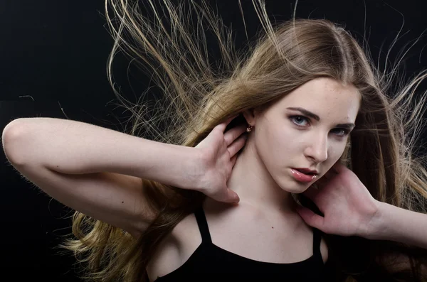 Fille jouer avec les cheveux — Photo