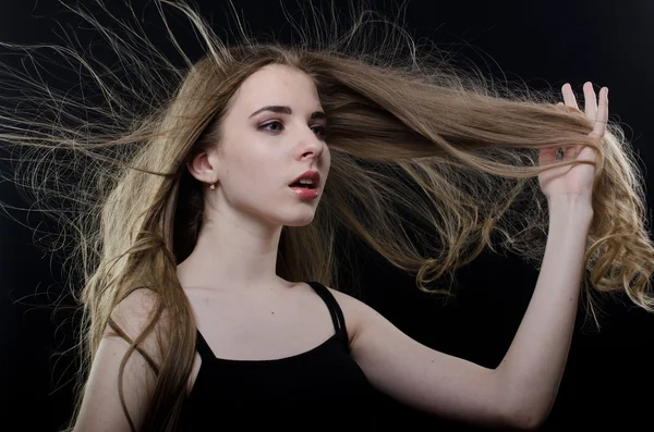 Ragazza che gioca con i capelli — Foto Stock