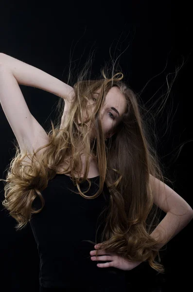 Dziewczyna bawi sie z włosów — Zdjęcie stockowe