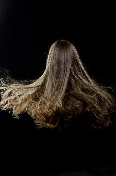 Mädchen spielt mit Haaren — Stockfoto