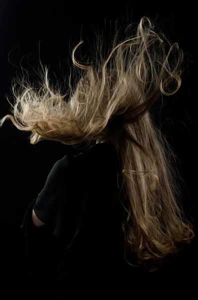 Ragazza che gioca con i capelli — Foto Stock
