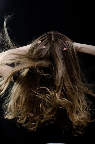 Flicka som leker med hår — Stockfoto