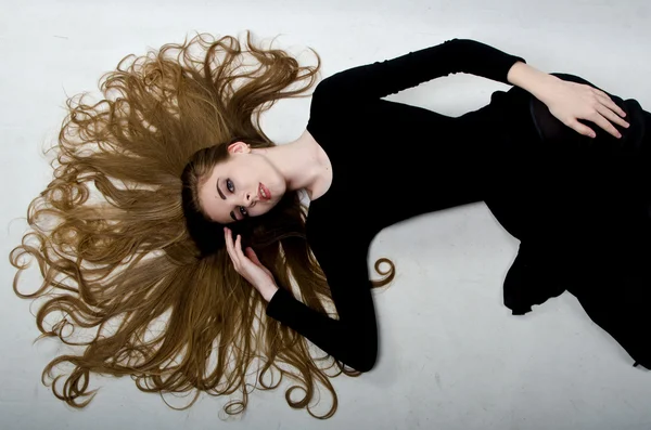 Chica jugando con el pelo — Foto de Stock