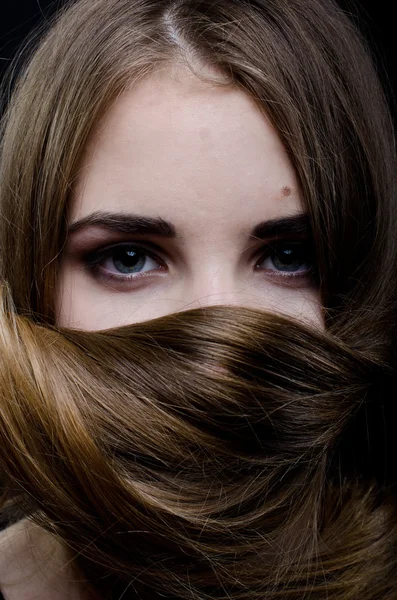 Ragazza che gioca con i capelli — Foto Stock