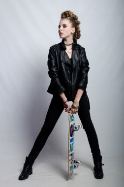 bir kaykay ile ceketli güzel kız