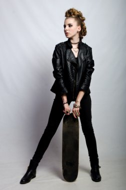 bir kaykay ile ceketli güzel kız