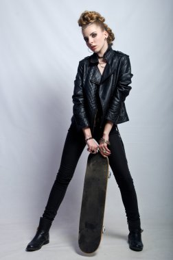 bir kaykay ile ceketli güzel kız