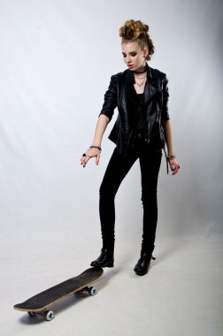 bir kaykay ile ceketli güzel kız