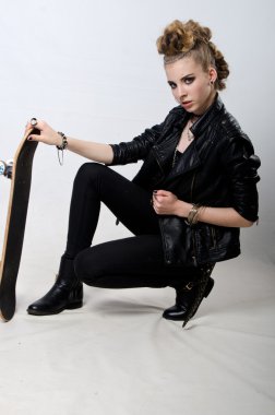 bir kaykay ile ceketli güzel kız