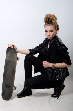 bir kaykay ile ceketli güzel kız