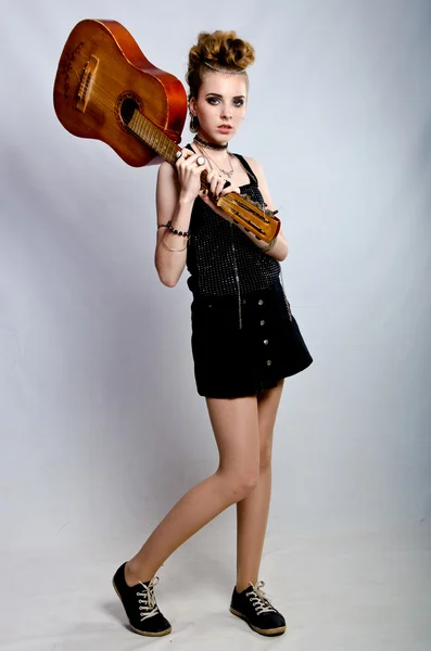 Дівчина грає на гітарі — стокове фото