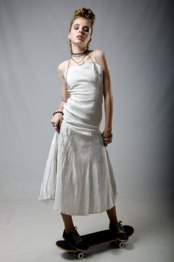 Gelin bir kaykay ile