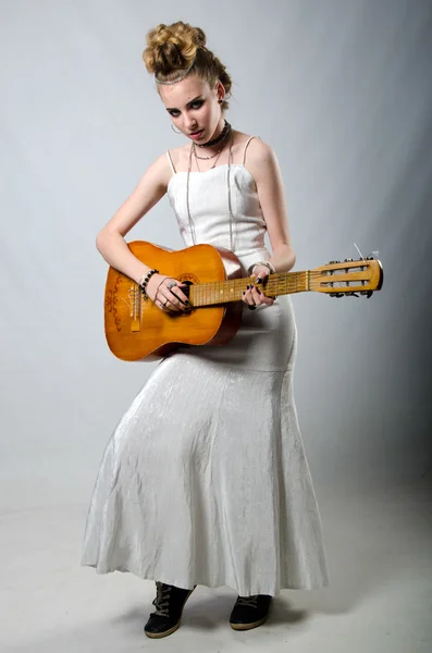 A menyasszony, a gitár — Stock Fotó