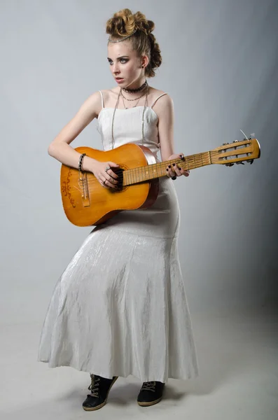 A noiva com uma guitarra — Fotografia de Stock