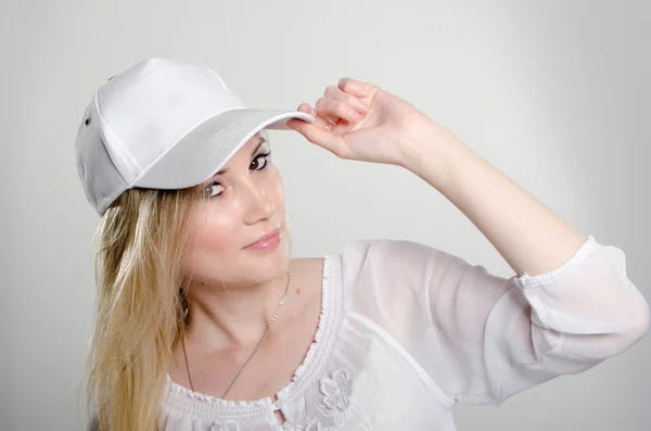 La chica de la gorra blanca —  Fotos de Stock